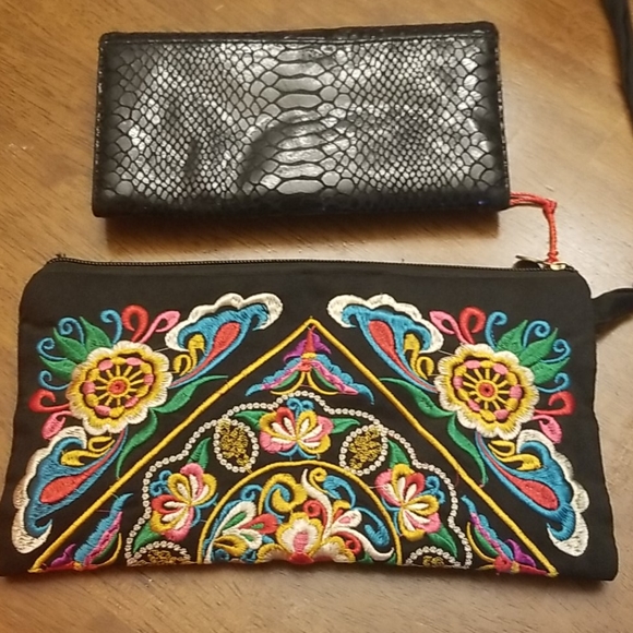 $5 ITEM. Michael Kors wallet MUST BE BUNDLED WITH AT LEAST 2 OTHER ITEMS - Picture 5 of 8